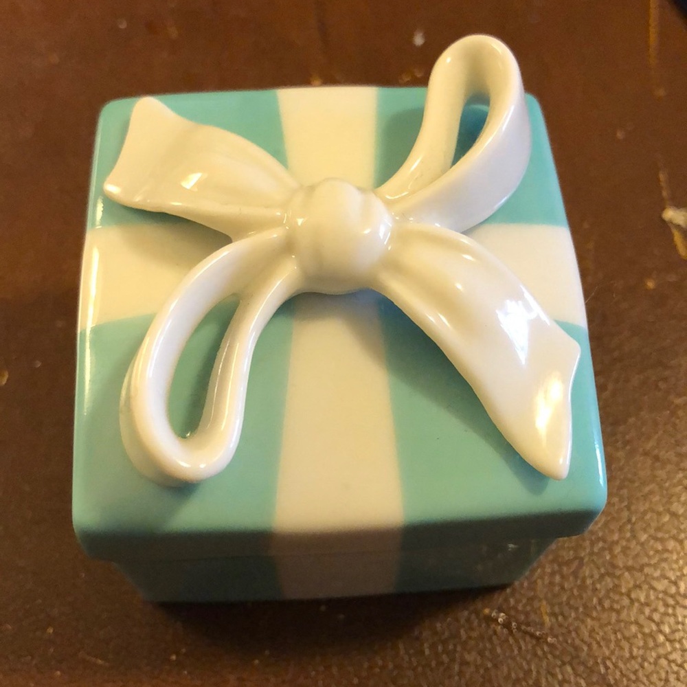 Enamel ring box